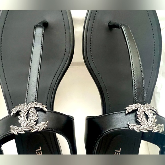 🔥CHANEL Thong Sandals - Picture 2 of 5